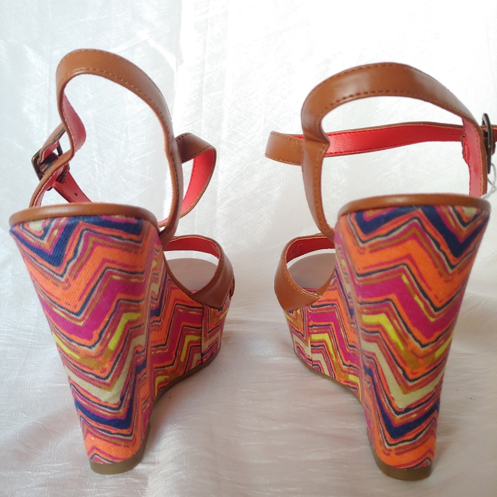 Beautiful Abstract Wedged Heels - Picture 3 of 5